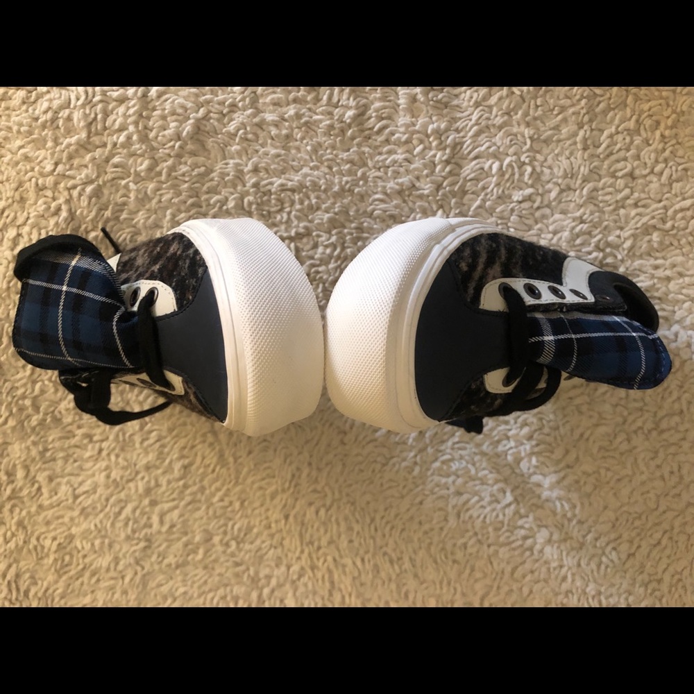 Vans - Picture 10 of 12